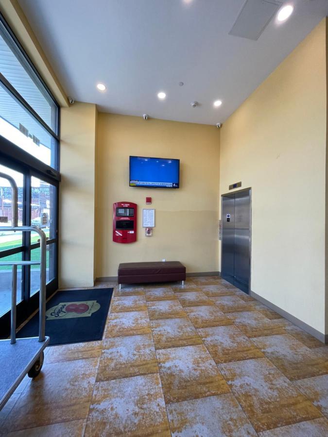 Super 8 By Wyndham Brooklyn Williamsburg Nova York Exterior foto