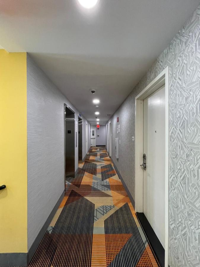 Super 8 By Wyndham Brooklyn Williamsburg Nova York Exterior foto